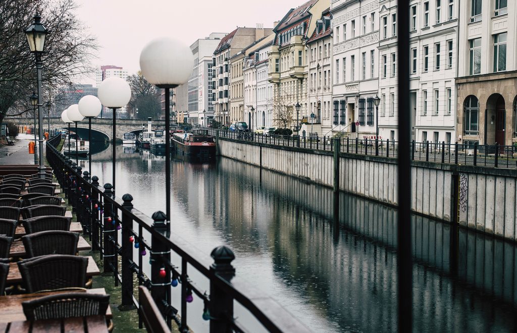 Berliner Stadtkanal mit Altbauzeile und Kugellaternen entlang des Wassers